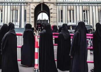 സ്‌കൂളിൽ യൂണിഫോമിനാണ് സ്ഥാനം; ഹിജാബും അബായയും അണിഞ്ഞെത്തിയ പെൺകുട്ടികളെ തിരിച്ചയച്ച് ഫ്രഞ്ച് സ്‌കൂളുകൾ