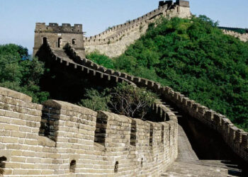 കുറുക്കുവഴിക്കായി തകർത്തത് ലോകാത്ഭുതം; ചൈനീസ് വൻമതിലിന്റെ ഒരു ഭാഗം തന്നെ പൊളിച്ച് നീക്കി തൊഴിലാളികൾ; അറസ്റ്റിൽ