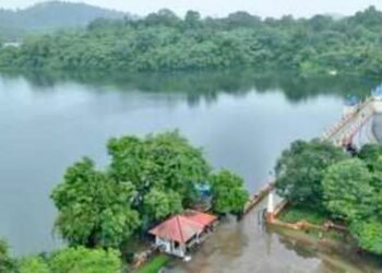പീച്ചി ഡാമിന്റെ റിസർവോയറിൽ വഞ്ചി മറിഞ്ഞ് അപകടം ; മൂന്നുപേരെ കാണാതായി
