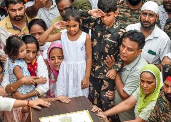 പട്ടാള യൂണിഫോമില് 6 വയസ്സുള്ള മകന്റെ സല്യൂട്ട്, സഹോദരി നല്കിയ രാഖി; കേണല് മന്പ്രീത് സിംഗിന് വികാരനിര്ഭരമായ യാത്രയയപ്പ്