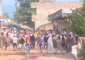 ഗുജറാത്തിൽ ഹിന്ദു സംഘടനകളുടെ ഘോഷയാത്രയ്ക്ക് നേരെ കല്ലേറുമായി മുസ്ലീം മതമൗലികവാദികൾ; പ്രദേശത്ത് വൻ പോലീസ് സന്നാഹം