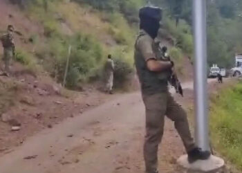 നേരിട്ട് യുദ്ധം ചെയ്യാൻ മുട്ടിടിക്കും; നുഴഞ്ഞുകയറാൻ ശ്രമിച്ച ഭീകരർക്ക് സംരക്ഷണവുമായി പാക് സൈന്യം; ഇന്ത്യൻ സേനയ്ക്ക് നേരെ വെടിവയ്പ്പ്