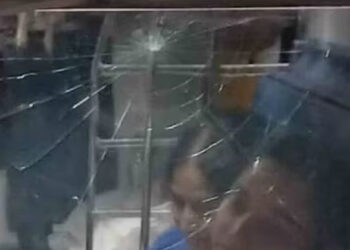 ഒറ്റപ്പാലത്ത് കേരള എക്‌സ്പ്രസിന് നേരെ കല്ലേറ്; ജനൽ ചില്ല് തകർന്നു