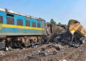 ചുവപ്പ് സിഗ്നല്‍ ശ്രദ്ധിച്ചില്ല; ആന്ധ്രാ ട്രെയിന്‍ അപകടത്തിന് കാരണം ലോക്കോ പൈലറ്റിന്റെ പിഴവെന്ന് റെയില്‍വേ മന്ത്രാലയം