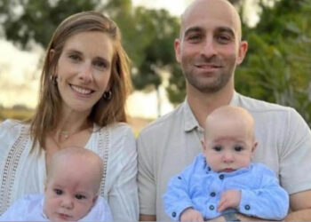 പത്തുമാസം പ്രായമുള്ള ഇരട്ടക്കുഞ്ഞുങ്ങളെ രക്ഷിക്കാൻ കയ്യിൽ കിട്ടിയതെടുത്ത് ഭീകരരെ ആക്രമിച്ച് അച്ഛനും അമ്മയും ; ഒടുവിൽ മക്കളെ രക്ഷപ്പെടുത്തി ജീവത്യാഗം