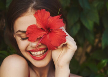 മുഖത്തെ ചുളിവുകൾ കാണുമ്പോൾ സങ്കടമാണോ?; യുവത്വം തുളുമ്പുന്ന ചർമ്മത്തിനായി ഉപയോഗിക്കൂ ചെമ്പരത്തി ഫേസ്പാക്ക്