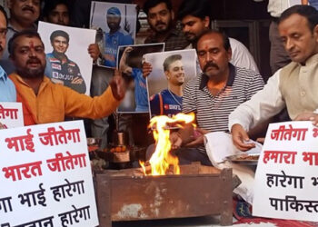 താരങ്ങൾക്ക് വേണ്ടി ഹോമവും വഴിപാടുകളും; വേൾഡ് കപ്പ് മത്സരത്തിൽ ഇന്ത്യയുടെ വിജയത്തിനായി പ്രാർത്ഥിച്ച് ആരാധകർ