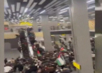 ഹമാസിനോടുള്ള സ്നേഹം; അള്ളാഹു അക്ബർ മുഴക്കി ഇസ്രായേലികളെ ആക്രമിച്ച് മതതീവ്രവാദികൾ; 20 ഓളം പേർക്ക് പരിക്ക്; വിമാനത്താവളം അടച്ചു