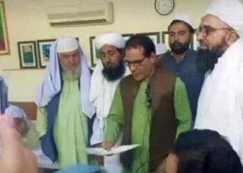 പരിണാമ സിദ്ധാന്തം തെറ്റ്,സ്ത്രീകൾ രണ്ടാംകിടക്കാർ; ഡാർവിന്റെ സിദ്ധാന്തം പഠിപ്പിച്ച പ്രൊഫസറെ നിർബന്ധിപ്പിച്ച് ക്ഷമാപണം നടത്തി പുരോഹിതസംഘം