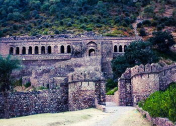 സന്ധ്യ കഴിഞ്ഞ് ഇവിടെ എത്തിയാൽ പണി കിട്ടും; സൂര്യാസ്തമയത്തിനു ശേഷം ആർക്കും പ്രവേശനമില്ലാത്ത ഭാൻഗഡ് പ്രേതകോട്ട