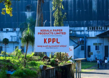 കേരള പേപ്പര് മില്ലില് തീ പിടിത്തം; 2 തൊഴിലാളികൾക്ക് പരിക്കേറ്റു ; തീയണയ്ക്കാനുള്ള ശ്രമം തുടരുന്നു