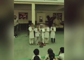 നബിദിനത്തിന് മുന്നോടിയായി വിദ്യാർത്ഥികളെ നിസ്‌കരിക്കാനും ഇസ്ലാമിക പ്രാർത്ഥന ചൊല്ലാനും നിർബന്ധിച്ച് അദ്ധ്യാപകൻ; സംഭവം സാംസ്‌കാരിക പരിപാടിയുടെ മറവിൽ