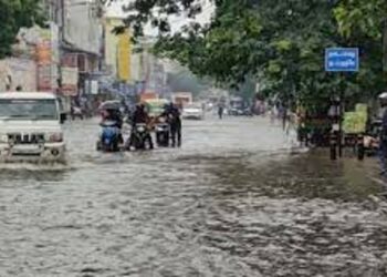 ചെന്നൈയിൽ കനത്ത മഴ: റോഡുകളും പാർപ്പിടസമുച്ചയങ്ങളും വെള്ളക്കെട്ടിൽ; വൻ നാശനഷ്ടം