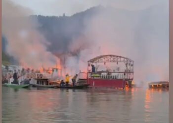 ദാൽ തടാകക്കരയിൽ ഹൗസ് ബോട്ടുകൾക്ക് തീപിടിച്ചു; കോടികളുടെ നാശനഷ്ടം