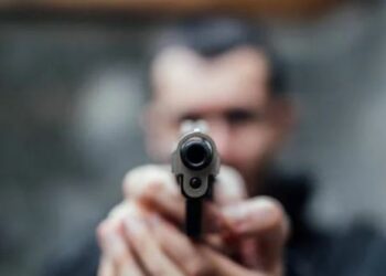 കണ്ണൂരിൽ പോലീസിന് നേരെ വെടിവെയ്പ്; പ്രതി ഒളിവിൽ