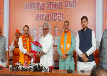 പിന്നോക്ക വിഭാഗക്കാരെയും എസ് സി – എസ് ടി വിഭാഗക്കാരെയും ചേർത്തുനിർത്തുന്നത് ബിജെപി ; മധ്യപ്രദേശിൽ നിയമസഭാ തിരഞ്ഞെടുപ്പിന് മുന്നോടിയായി എസ് എസ് പി അദ്ധ്യക്ഷനും അനുയായികളും ബിജെപിയിൽ ചേർന്നു