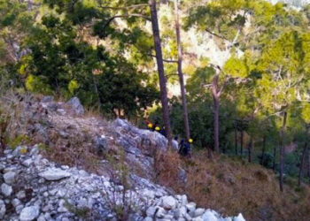 ജമ്മുകശ്മീരിൽ ബസ് കൊക്കയിലേക്ക് മറിഞ്ഞു ;  നിരവധി പേർ മരണപ്പെട്ടതായി സൂചന