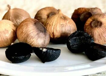 കറുത്തിരിക്കുമ്പോൾ ഇവനാള് കേമനാ; ഹൃദ്രോഗത്തിനും രക്തസമ്മർദ്ദത്തിനും വരെ കറുത്ത വെളുത്തുള്ളി അറിയാം ഗുണങ്ങൾ