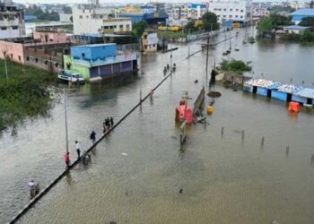 അരനൂറ്റാണ്ടിനിടയിലെ ഏറ്റവും വലിയ മഴ; ചെന്നൈ ദുരിതക്കയത്തിൽ, 5 മരണം; കൂടുതൽ ട്രെയിനുകൾ റദ്ദാക്കി