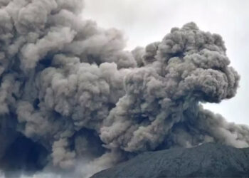 പൊട്ടിത്തെറിച്ച് മൗണ്ട് മറാപി; 11 മരണം