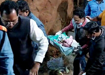 കുഴല്‍ക്കിണറിനുള്ളില്‍ പ്ലാസ്റ്റിക് കുപ്പിയില്‍ ഉപേക്ഷിച്ച നവജാത ശിശുവിനെ രക്ഷപ്പെടുത്തി ; അപകടനില തരണം ചെയ്തു