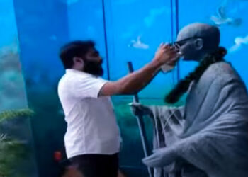 മഹാത്മാഗാന്ധിയെ അവഹേളിച്ച് എസ്എഫ്ഐ ; പരാതി സ്വീകരിക്കാനാവില്ല, വേണമെങ്കിൽ കോടതിയെ സമീപിച്ചോളൂ എന്ന് പോലീസ്