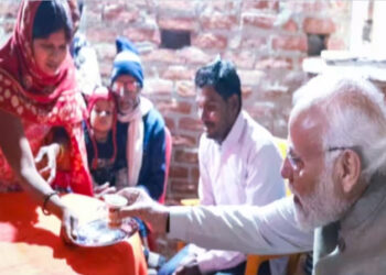 മീര മാഞ്ചിയുടെ വീട്ടിലെത്തി ചായകുടിച്ച് ക്ഷേമാന്വേഷണവുമായി പ്രധാനമന്ത്രി ; വന് വരവേല്പ്പുമായി അയോദ്ധ്യയിലെ തെരുവുകള്