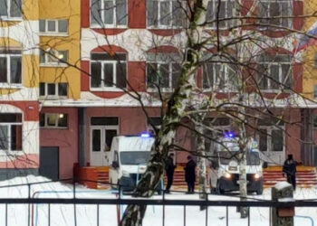 അച്ഛന്റെ പമ്പ് ആക്ഷന് ഷോട്ട്ഗണ്ണ് ഉപയോഗിച്ച് സഹ വിദ്യാര്ത്ഥിയെ വെടിവെച്ച് കൊലപ്പെടുത്തി പതിനാലുകാരി