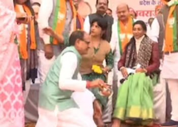 “ഇതാണ് ജനനായകൻ, സേവകൻ”; പൊതുപരിപാടിയിൽ യുവതികളുടെ കാൽകഴുകി വന്ദിച്ച് ശിവരാജ് സിംഗ് ചൗഹാൻ;കയ്യടിച്ച് സോഷ്യൽ മീഡിയ