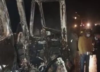 ടയർ പൊട്ടിയതിനെ തുടർന്ന് നിയന്ത്രണം നഷ്ടമായ കാർ ട്രക്കിലിടിച്ച് തീപിടിച്ചു; ഒരു കുടുംബത്തിലെ 8 പേർക്ക് ദാരുണാന്ത്യം