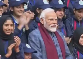 “വരൂ ഭാരതത്തെ അറിയാം”. തീവ്രവാദത്തിന്റെ ഇരകളായ ജമ്മു കശ്മീരിലെ ബാല്യങ്ങളുമായി സമയം ചിലവഴിച്ച് പ്രധാനമന്ത്രി