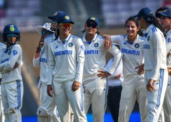 ഇംഗ്ലണ്ടിനെ തറപറ്റിച്ച് ഇന്ത്യയുടെ പെൺകരുത്ത്; റെക്കോർഡോടെ ചരിത്ര വിജയം