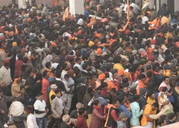 അഞ്ഞൂറ് വര്‍ഷത്തെ കാത്തിരിപ്പിന് വിരാമം; ശ്രീരാം ലല്ലയെ ഒരു നോക്ക് കാണാന്‍ ഭക്തജനങ്ങളുടെ വന്‍ തിരക്ക്