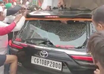 ഭാരത് ജോഡോ യാത്രയ്ക്കിടെ രാഹുൽ ഗാന്ധിയുടെ കാറിന്റെ മുകളിൽ കയറി അനുയായികൾ; ചില്ല് തകർന്നു