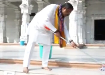 പ്രധാനമന്ത്രിയുടെ അഭ്യർത്ഥന ശിരസ്സാവഹിച്ചു; ജഗന്നാഥ ക്ഷേത്രത്തിൽ ശുചീകരണം നടത്തി ധർമ്മേന്ദ്ര പ്രധാൻ; വീഡിയോ