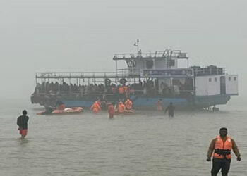 കനത്ത മൂടൽമഞ്ഞ്; ബോട്ട് നദിയിൽ കുടുങ്ങി; ഒറ്റപ്പെട്ടത് ഗം​ഗാസാ​ഗർ തീർത്ഥാടനത്തിനെത്തിയ 400ഓളം തീർത്ഥാടകർ; 175 പേരെ കരയ്ക്കെത്തിച്ചു