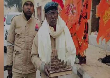 അയോദ്ധ്യയിൽ വന്ന് പുണ്യസ്നാനം നടത്തൂ; കൈയ്യിൽ ശ്രീരാമക്ഷേത്രത്തിന്റെ ചെറുരൂപവുമായി നിർദ്ദേശങ്ങൾ നൽകി തർക്ക മന്ദിര കേസിലെ മുൻ അന്യായക്കാരൻ