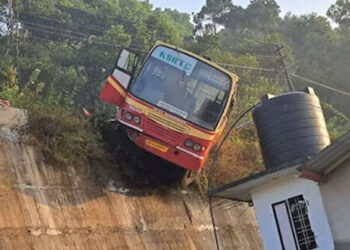 നിയന്ത്രണം വിട്ട കെഎസ്ആര്ടിസി ബസ് തങ്ങി നിന്നത് ഹോസ്റ്റല് മതിലില്; അപകടം ഒഴിവായത് തലനാരിഴയ്ക്ക്