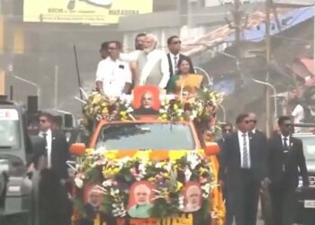 മോദി ശക്തന്റെ മണ്ണിൽ; പുഷ്പവൃഷ്ടിയോടെ വരവേറ്റ് ജനസാഗരം