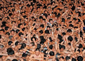 ചരിത്രം തിരുത്തി കുറിച്ച് നഗ്നപുരുഷന്‍’ ഉത്സവത്തില്‍ പങ്കെടുക്കാന്‍ സ്ത്രീകളും; എന്താണ് നഗ്നപുരുഷന്‍’ ഉത്സവം ?