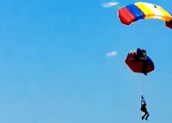 സൈനിക പരിശീലനത്തിനിടെ അപകടം;പാരച്യൂട്ടുകള്‍ കൂട്ടിയുടക്കി; സൈനികര്‍ക്ക് ഗുരുതര പരിക്ക്