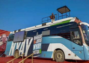 ലിഫ്റ്റിൽ നിന്നാൽ ബസിന് മുകളിൽവരെ രാഹുലിന് എത്താം, കോൺഫറൻസ് റൂം,കിടക്ക,ശുചിമുറി; ന്യായ് യാത്രയ്ക്കായി ആഡംബര ബസ്