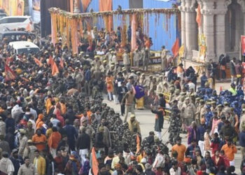 ആദ്യ ദിനത്തിൽ ഒഴുകിയെത്തിയത് മൂന്ന് ലക്ഷം പേർ; രാമക്ഷേത്രത്തിലേക്ക് വൻ ഭക്തജനപ്രവാഹം