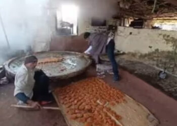 പ്രാണപ്രതിഷ്ഠയ്ക്ക് മധുരം പകർന്ന് സാമൂഹ്യപ്രവർത്തകൻ; അയോദ്ധ്യയിലേക്ക് ആയിരം കിലോ ശർക്കര അയച്ച് സത്യപ്രകാശ് രേഷു