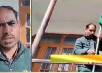 കാശ്മീരിൽ ഇന്ത്യൻ പതാക ഉയർത്തി മുൻ ഹിസ്ബുൾ തീവ്രവാദ കമാൻഡർ അബ്‌ദുൾ വാരിസ് ഷെയ്ഖ്; പാകിസ്താനിലെ അനുഭവം മനസ്സ് മാറ്റി