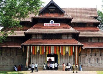 തൃശ്ശൂർ പൂരത്തിന് വടക്കുംനാഥ ക്ഷേത്രത്തിൽ ചെരിപ്പിട്ട് കയറരുത്; വിലക്കുമായി ഹൈക്കോടതി