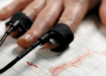 പുറത്ത് പോയി വരുന്ന ഭർത്താവിന് എന്നും നുണപരിശോധന; ഇങ്ങനെയുണ്ടോ സംശയമെന്ന് സോഷ്യൽമീഡിയ; സംഭവമിങ്ങനെ