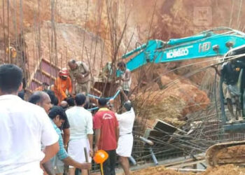 മണ്ണിടിഞ്ഞ് വീണ് അപകടം; മൂന്ന് പേര്ക്ക് പരിക്ക്; ഒരു തൊഴിലാളി മണ്ണിനടിയില് കുടുങ്ങി