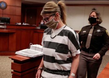 കൗമാരക്കാരൻ മാനസികസമ്മർദ്ദത്തിൽ, സെക്‌സ് പാർട്ടി നടത്തിയ അമ്മ; മിഷിഗൺ വെടിവയ്പ്പ് കേസിൽ വിചാരണ നേരിട്ട് രക്ഷിതാക്കൾ