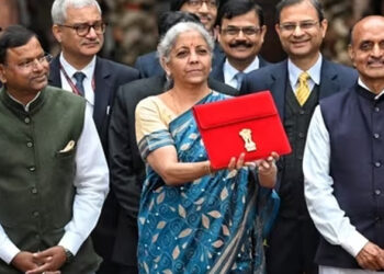 ഇക്കുറി നിർമ്മലാ സീതാരാമന്റെ ബജറ്റ് അവതരണം നീല സാരിയിൽ; വീണ്ടും ശ്രദ്ധയാകർഷിച്ച് കേന്ദ്രമന്ത്രിയുടെ വസ്ത്രധാരണം